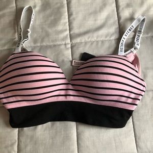 EUC Victoria’s Secret T shirt bra